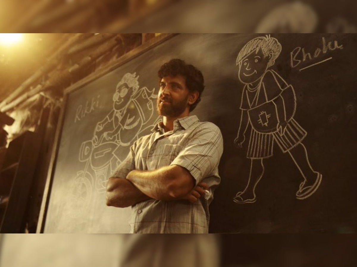 'Super 30': Hrithik Roshan nails the look of a teacher in the new still