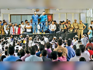 Strike on, West Bengal Governor Keshari Nath Tripathi meets injured doctor