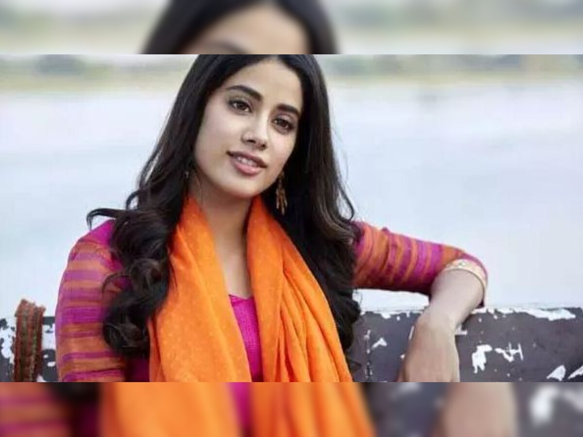 Leaked: Janhvi Kapoor snapped in traditional avatar on 'Roohi Afza' sets
