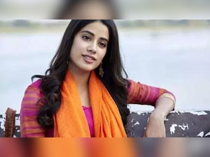 Leaked: Janhvi Kapoor snapped in traditional avatar on 'Roohi Afza' sets