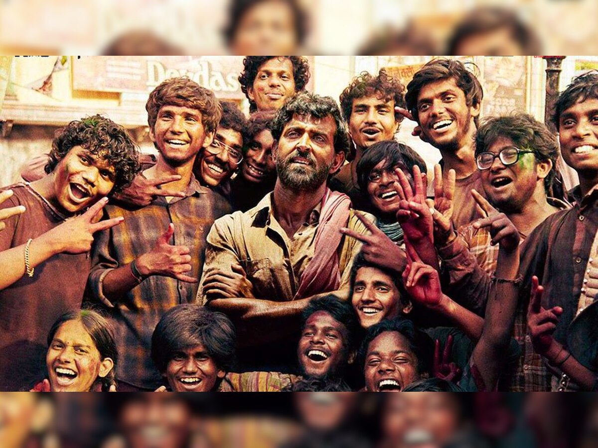 Anand Kumar shows Hrithik Roshan's Super 30 trailer to the audience at Cambridge University