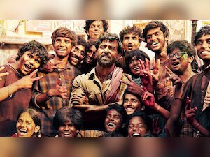 Anand Kumar shows Hrithik Roshan's Super 30 trailer to the audience at Cambridge University