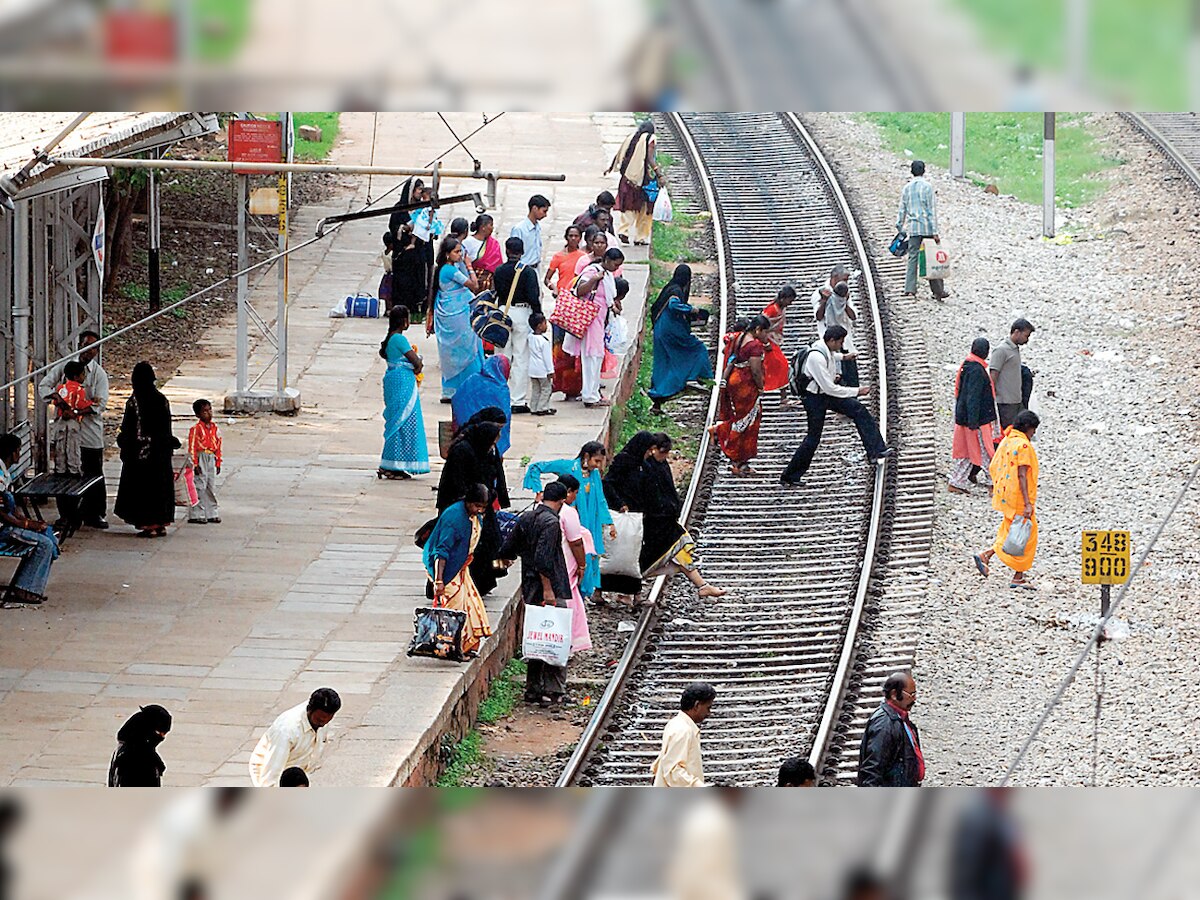 Mumbai: Deaths due to trespass, falling from trains fall by 13%