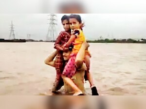 Heroes rescuing flood victims win hearts