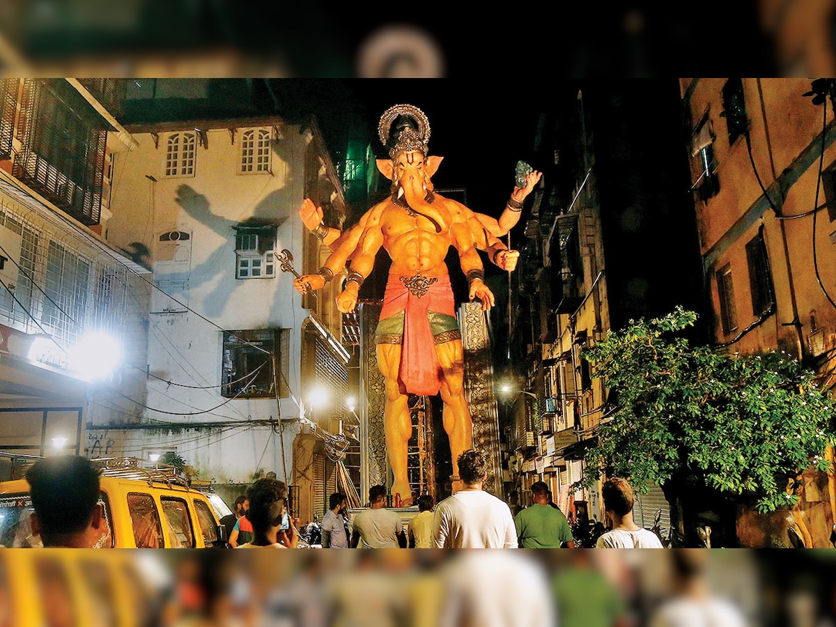 Mumbai: Khetwadi residents welcome 32-ft life-size Ganesha idol