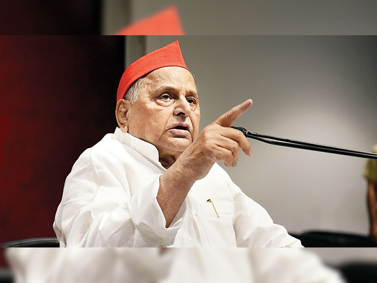 Mulayam Singh Yadav stands in support of Azam Khan