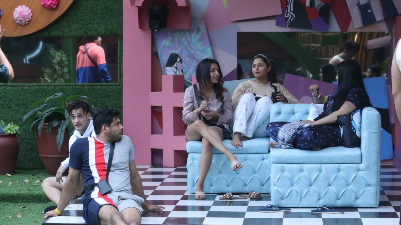 Bigg Boss 13 Episode 1 Siddharth Shukla Rashami Desai s growing discomfort concern among housemates