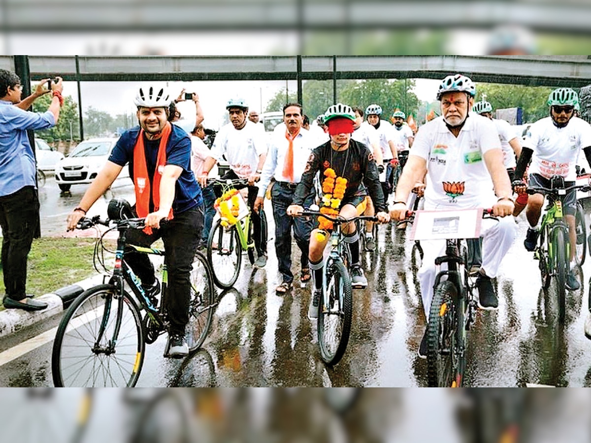 Fit India: Youth cycles 26km blindfolded in Ahmedabad