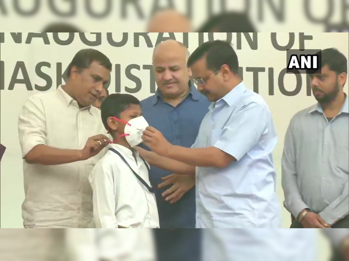 Delhi government starts distributing anti pollution masks to school students