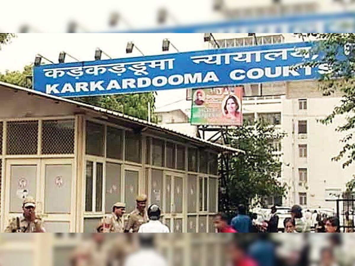 More violence at Delhi courts as lawyers beat up cop at Karkardooma, allegedly misbehave with journalist