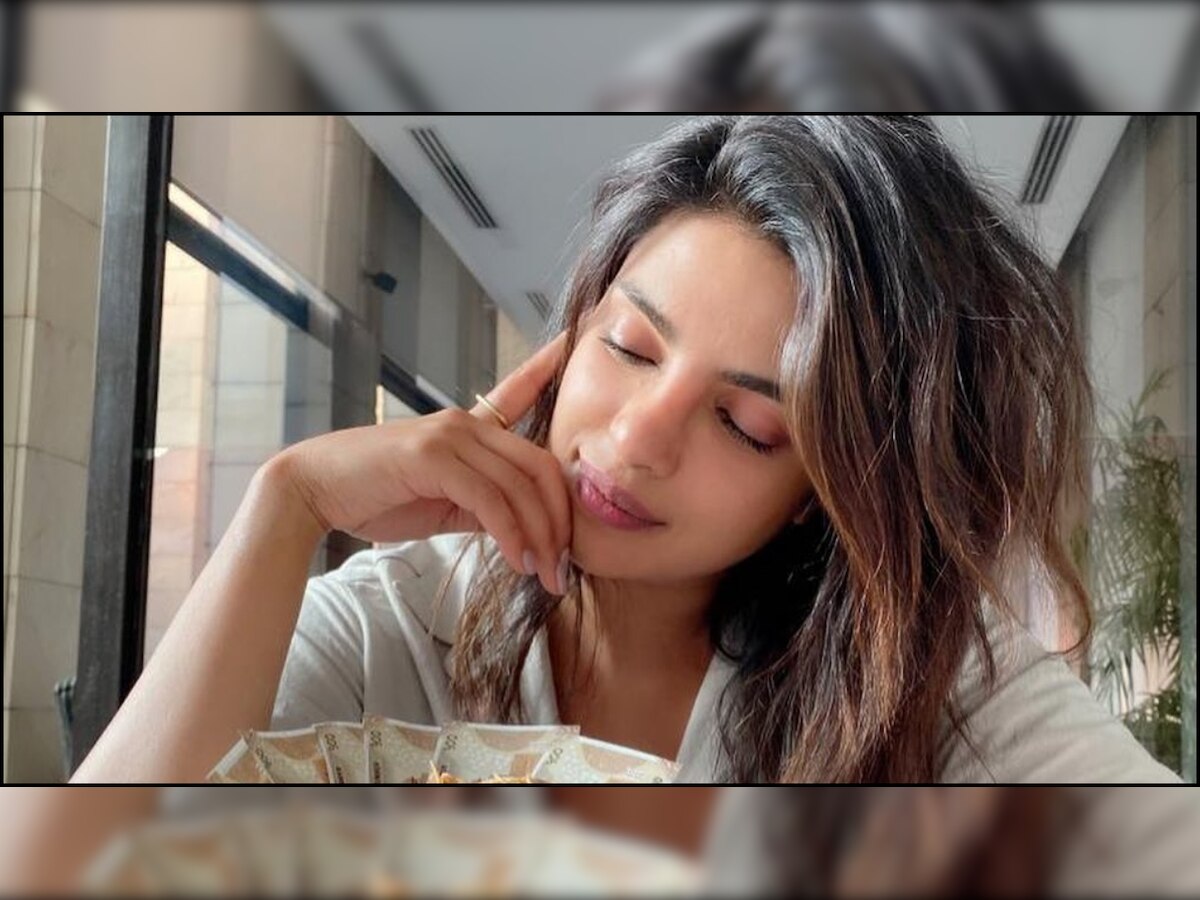 Priyanka Chopra Jonas surprised to receive Rs 3000 on her trip to Delhi