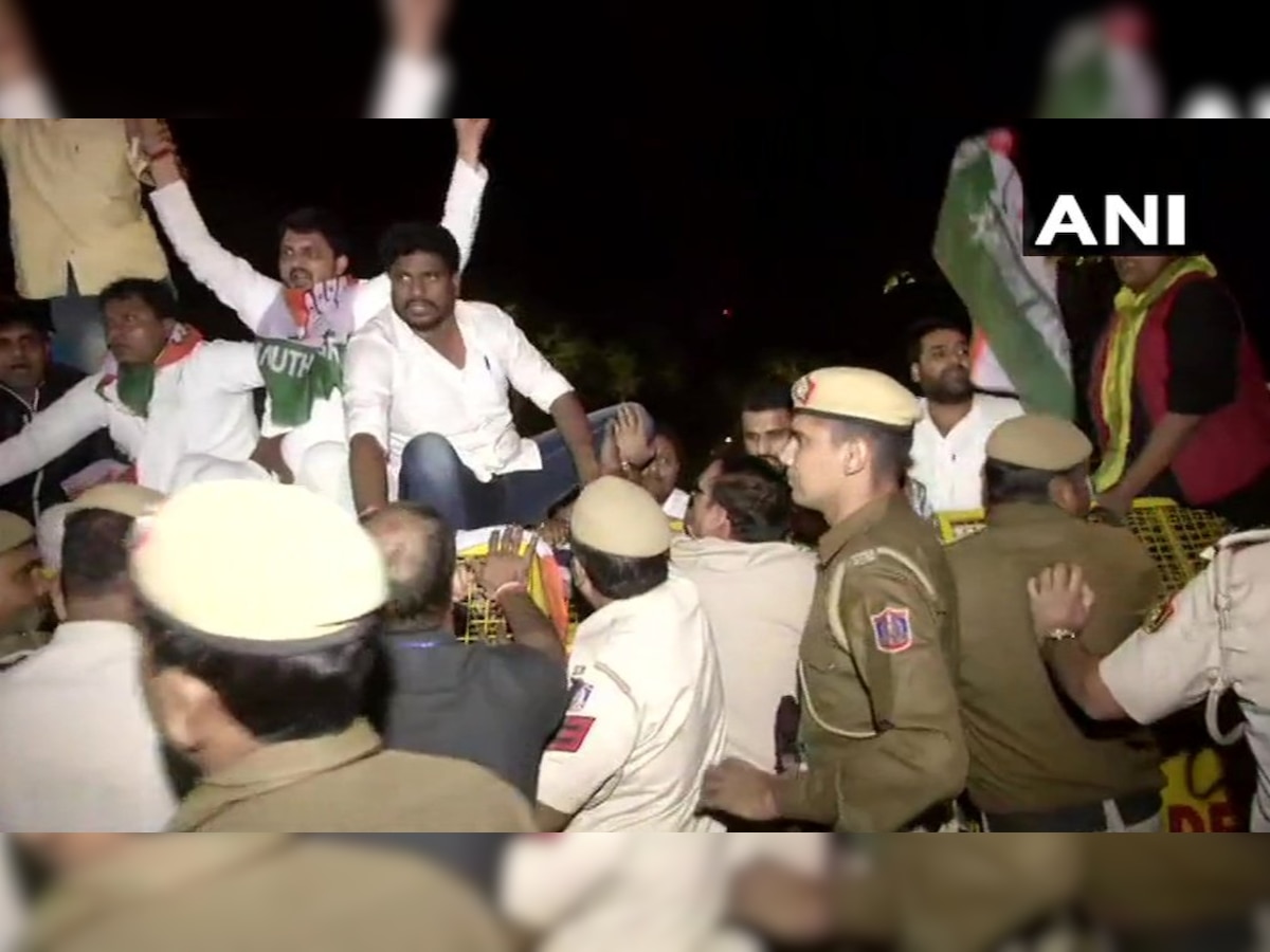 As Centre removes Gandhi family's SPG cover, Congress workers protest outside Amit Shah's home