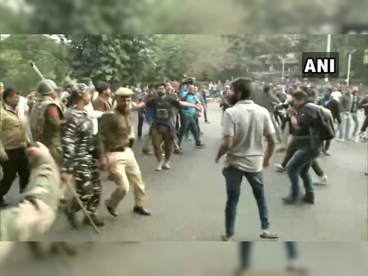 Delhi Police resort to lathi-charge after JNU protestors march towards Rashtrapati Bhavan