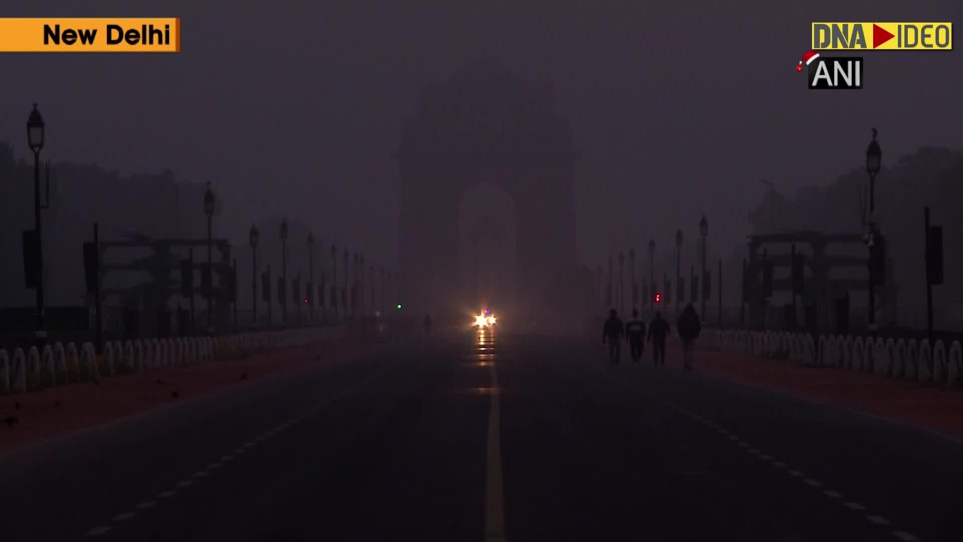 Delhi witnesses foggy Christmas morning