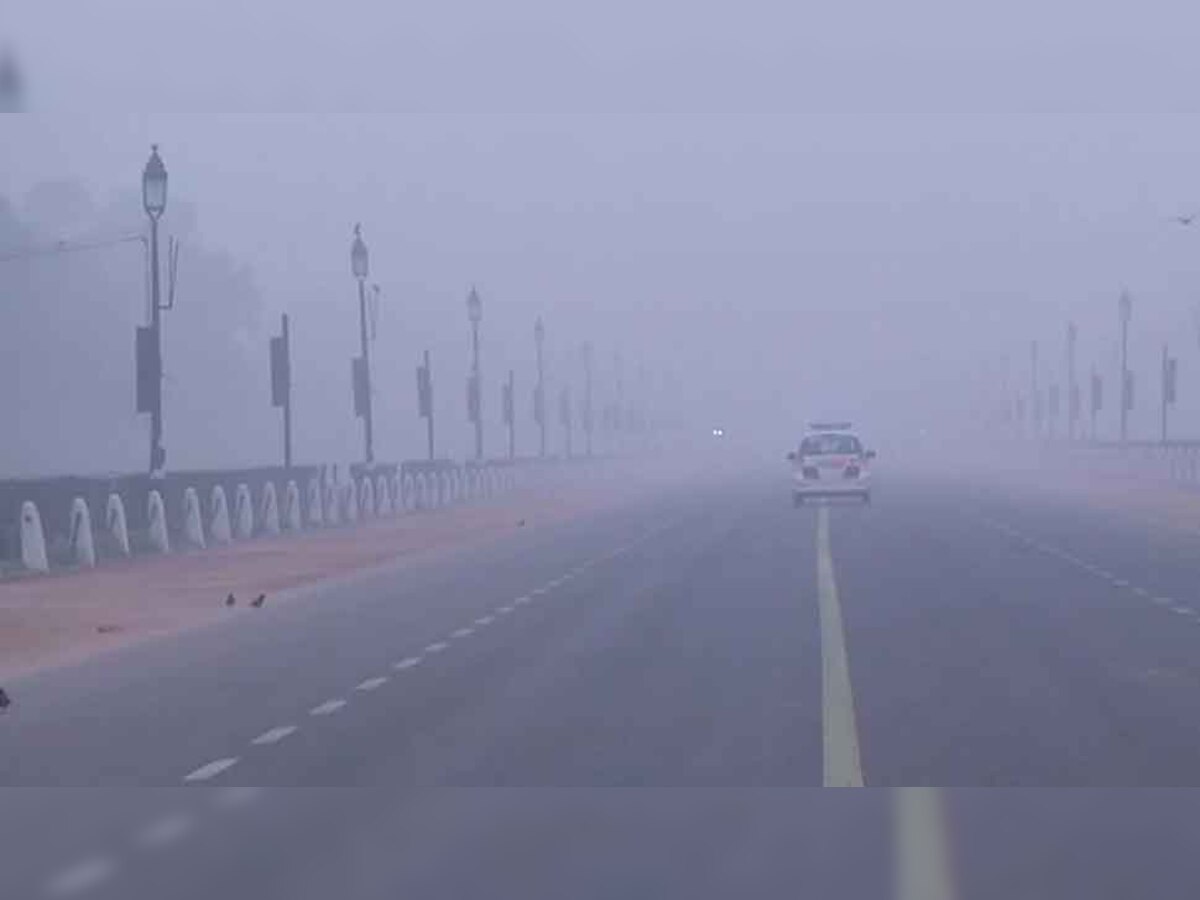 Delhi wakes up to chilly morning; air quality dips to 'hazardous' category