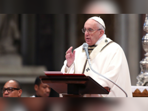 Pope apologises to devotee for slapping her hand 