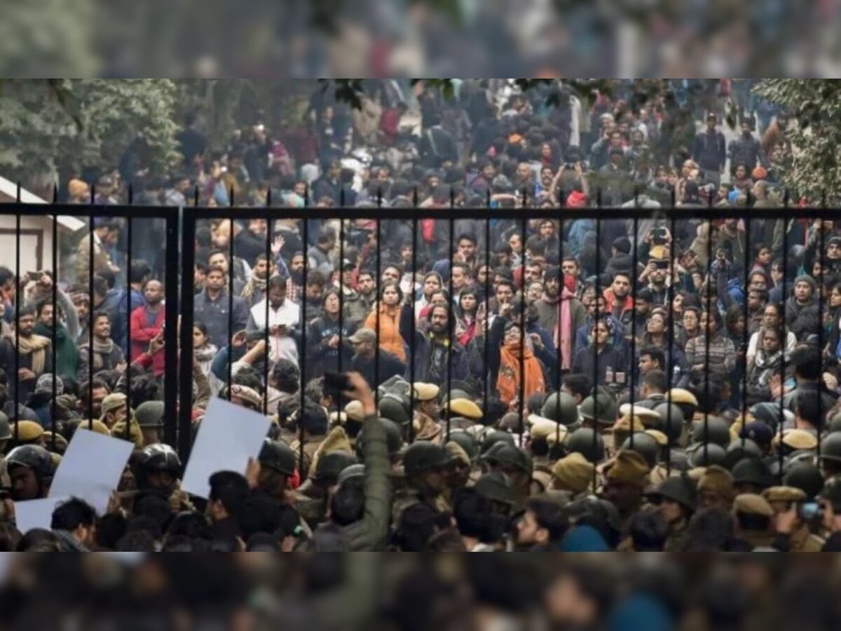JNU violence: Delhi HC asks cops to seize mobile phones of 'Unity Against Left', 'Friends of RSS' WhatsApp group members
