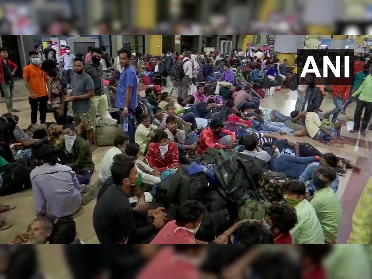 Coronavirus Outbreak: Migrant workers in Mumbai rush back home, overcrowded trains throw 'social distancing' challenge 