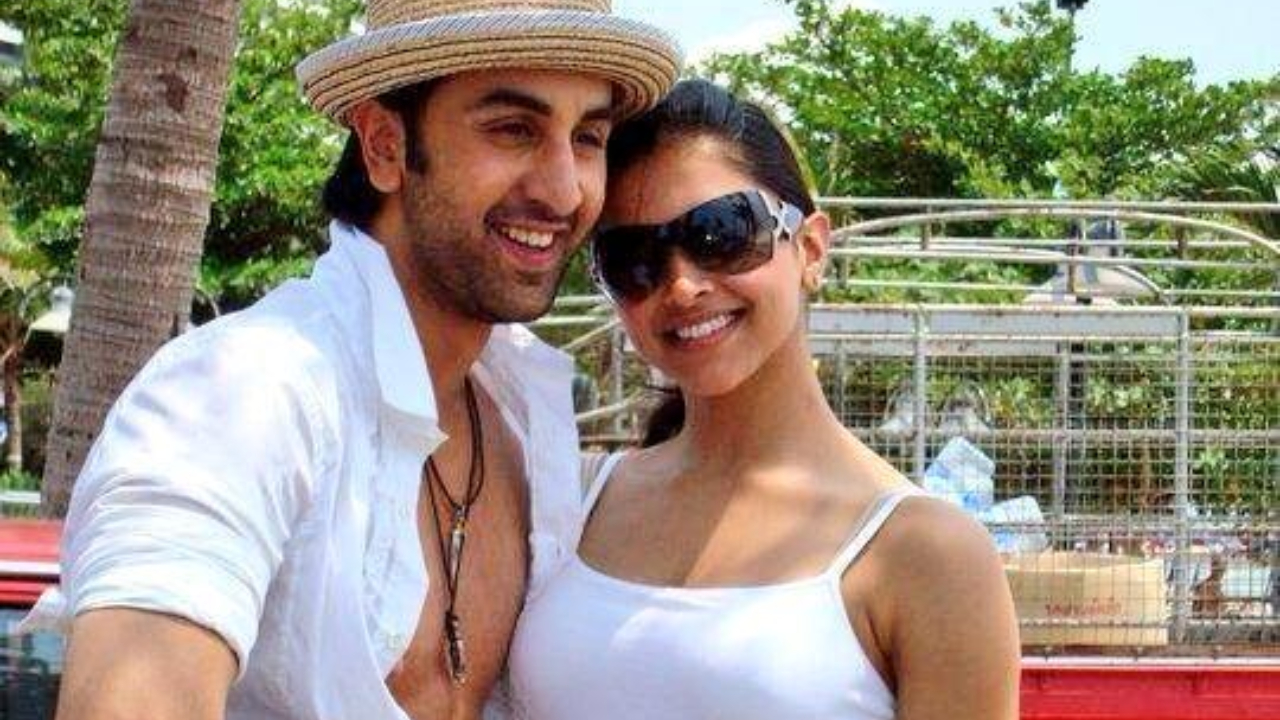 Throwback photo: When Ranbir Kapoor-Deepika Padukone strummed guitar, twinned in white