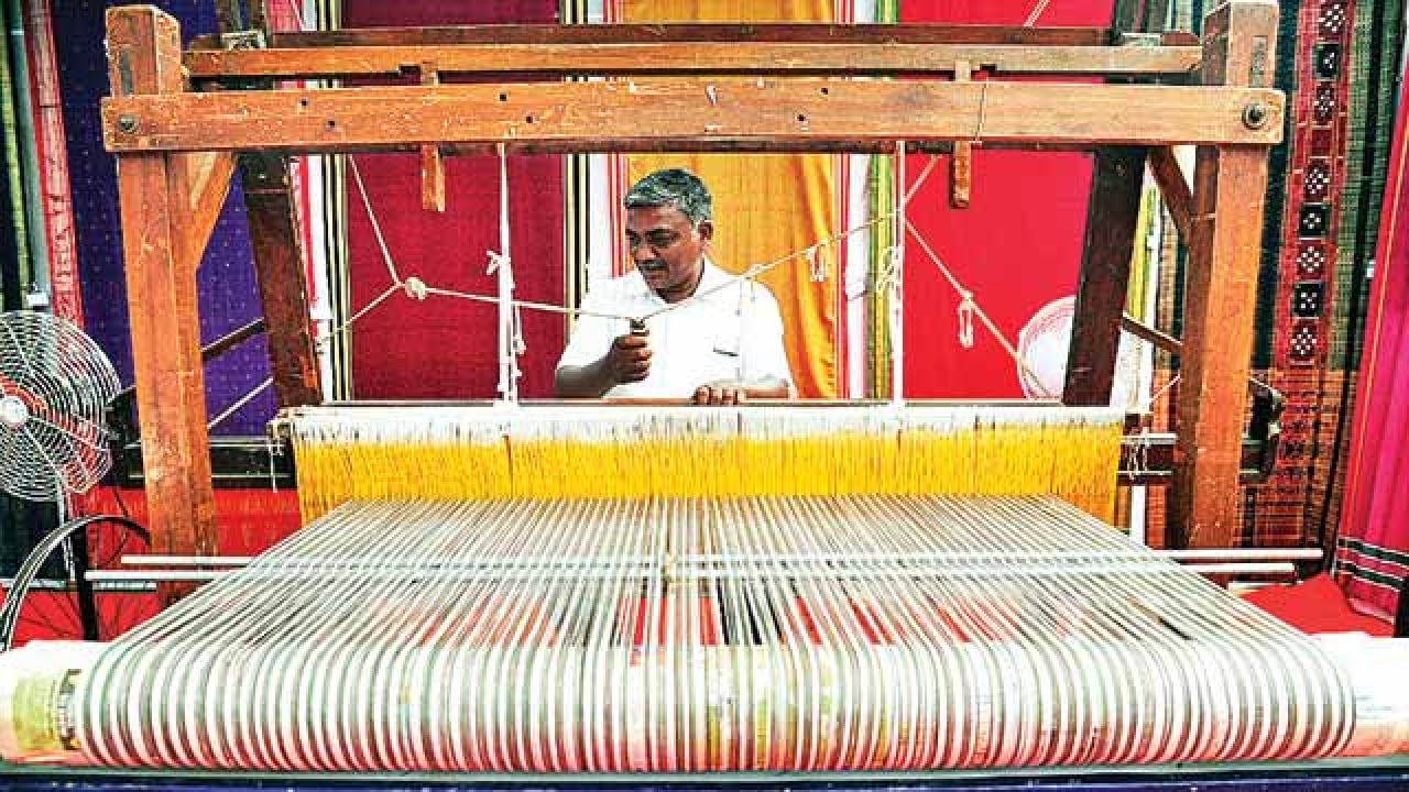 Hand looms shop for weaving