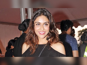 Zoa Morani donates blood in Mumbai for plasma therapy to help those affected by novel coronavirus; see pic