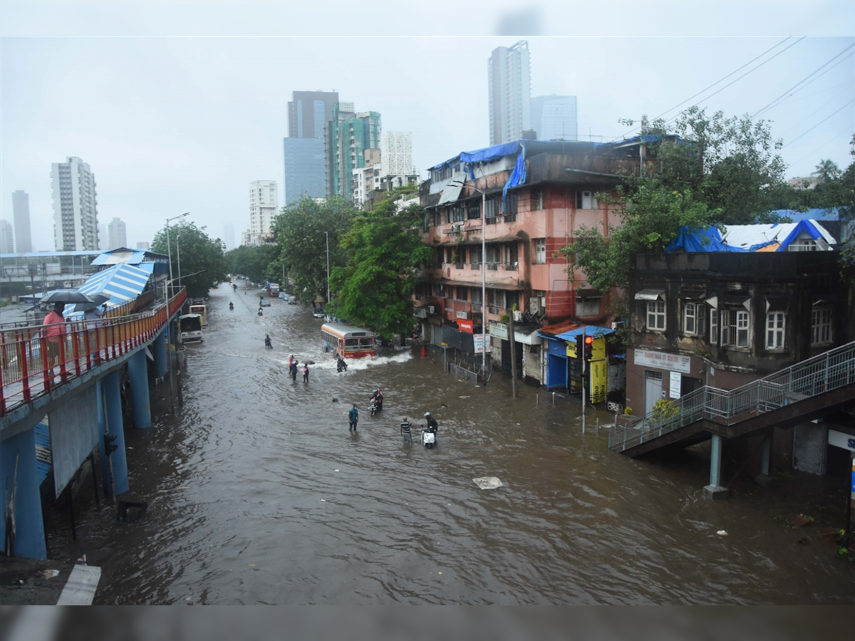 Heavy rains continue to lash Mumbai, adjoining districts; IMD issues red alert