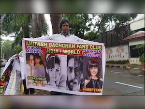 Amitabh Bachchan fan cheers outside Jalsa for Abhishek Bachchan's discharge after testing negative for COVID-19