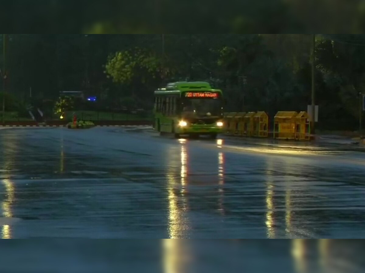 Delhi wakes up to light spells of rain, thunderstorm predicted