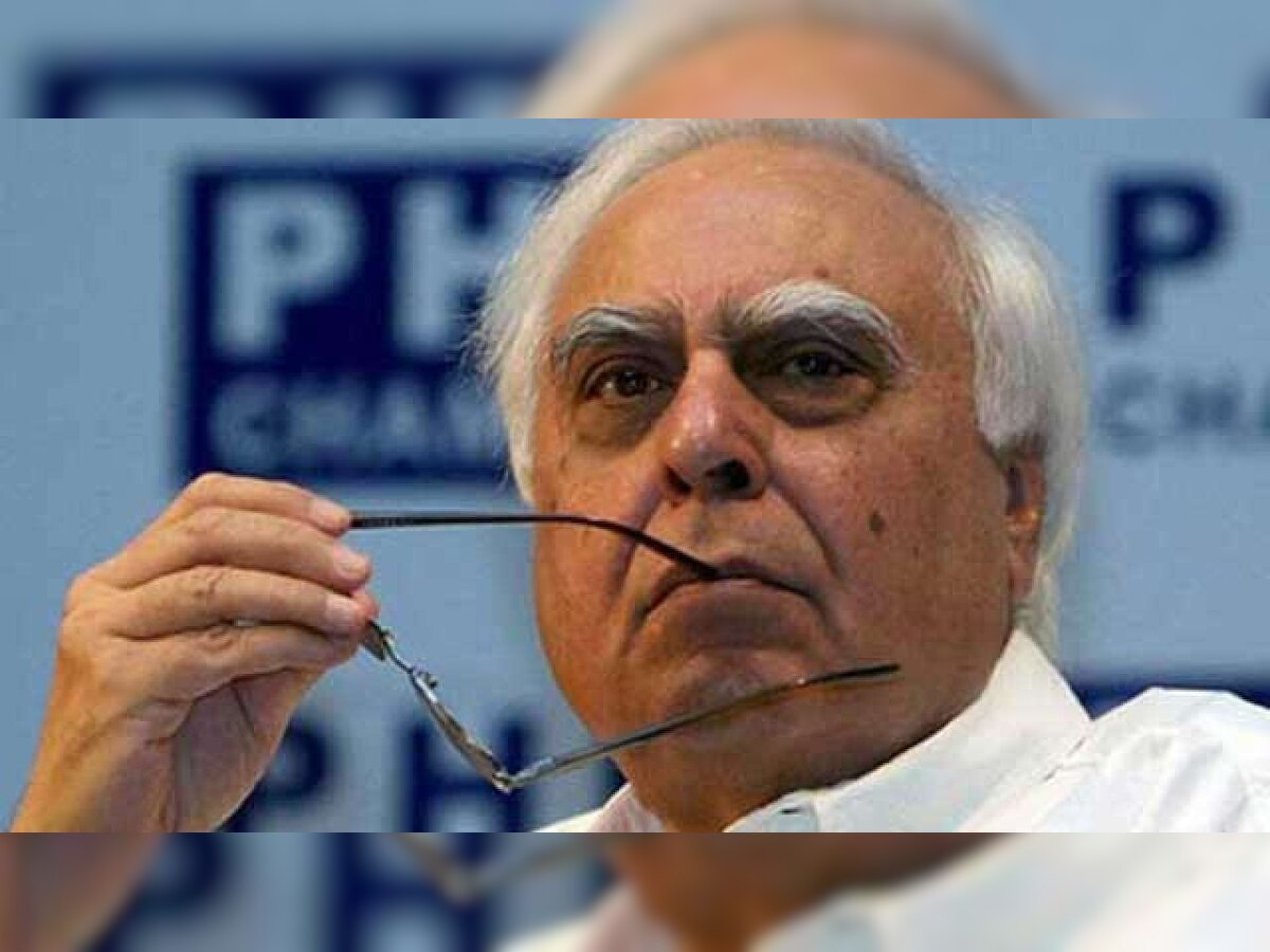 CWC: Kapil Sibal hits out at Rahul Gandhi for accusing Congress members of 'colluding with BJP', retracts tweet later