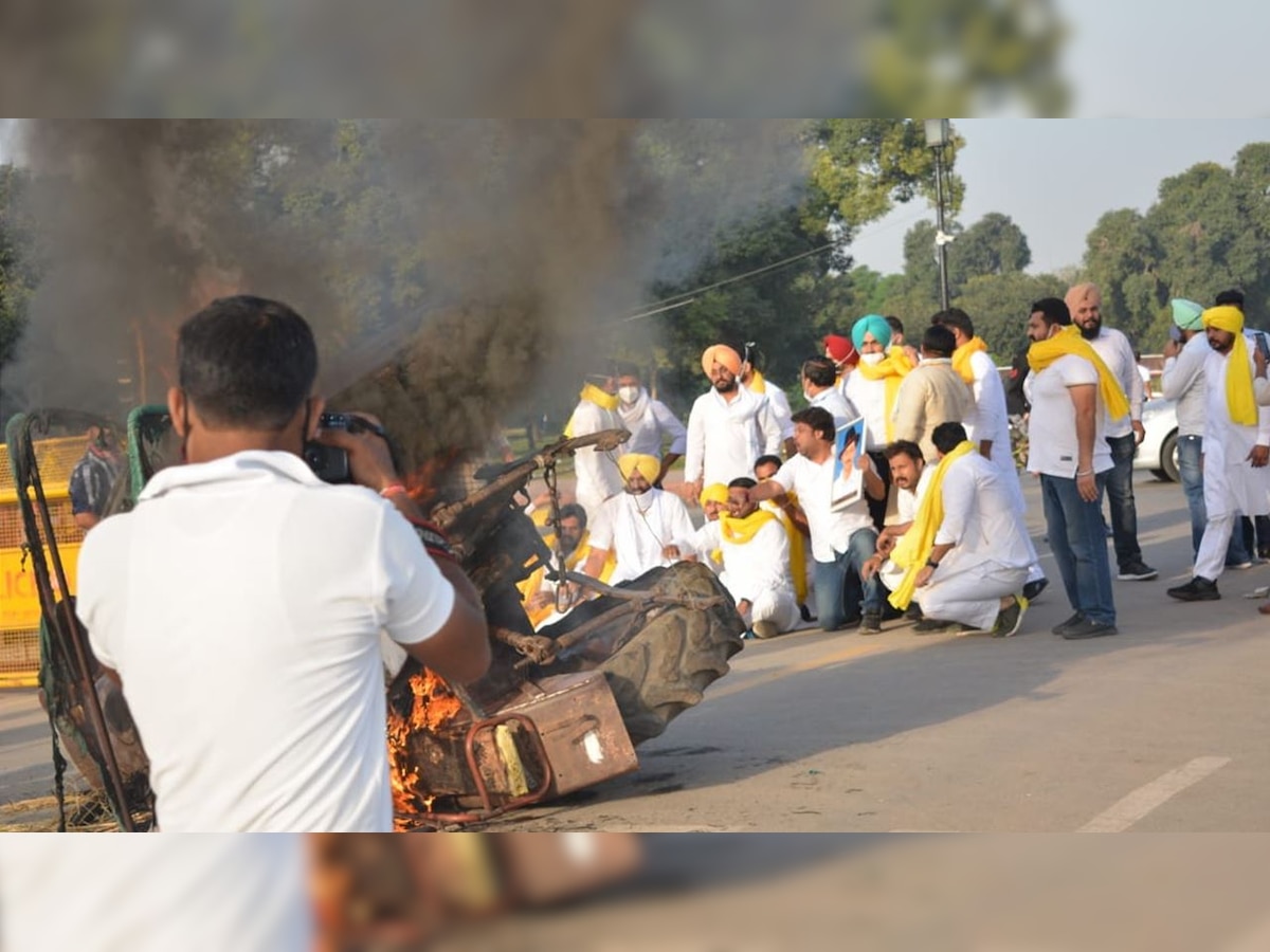 Delhi: Tractor set ablaze at India gate to protest against farm legislations; 5 detained