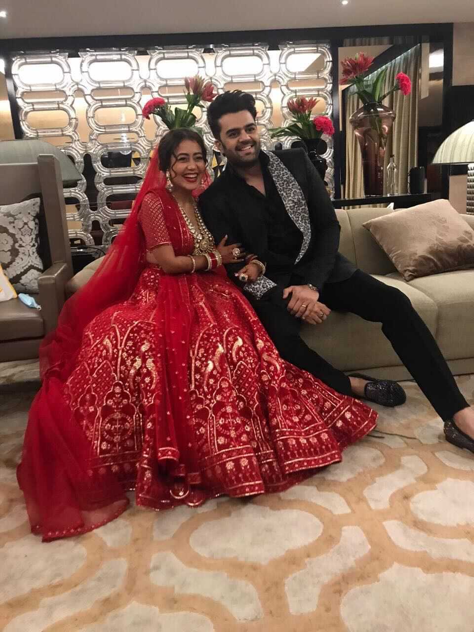 Nehu Da Vyah': Neha Kakkar poses with Maniesh Paul during her wedding  reception with Rohanpreet Singh; pic inside