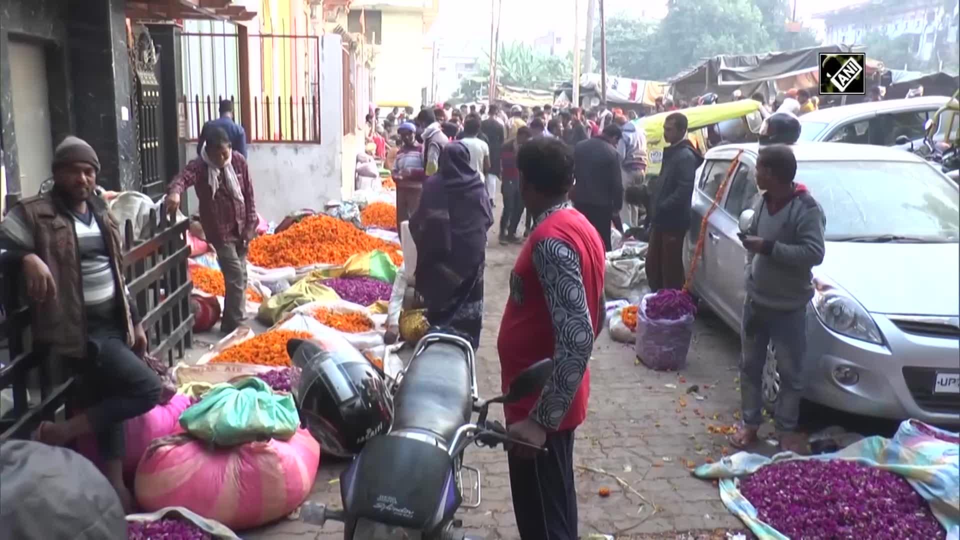 Flower market abuzz in Kanpur ahead of Diwali