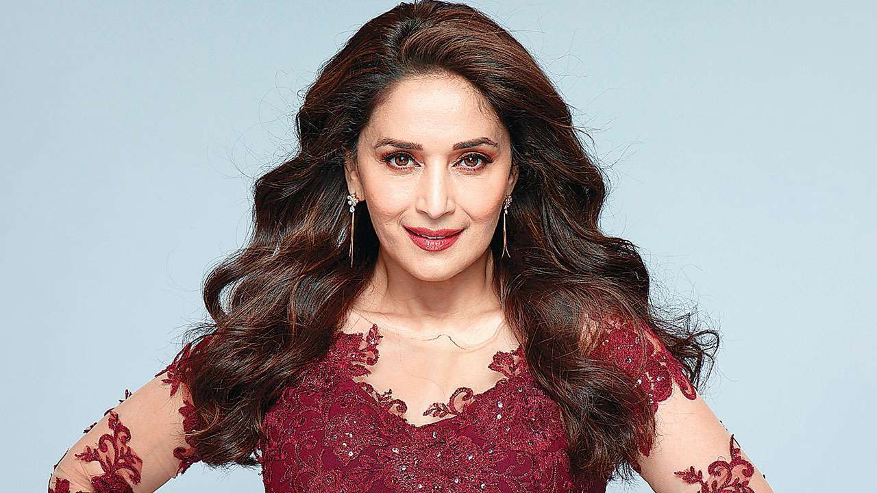 Madhuri Dixit resumes shooting, looks mesmerising as she gazes into mirror; see pic Madhuri Dixit resumes shooting, looks mesmerising as she gazes into mirror; see pic
