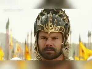 WATCH: David Warner shows his love for Prabhas and Baahubali and it is stunning