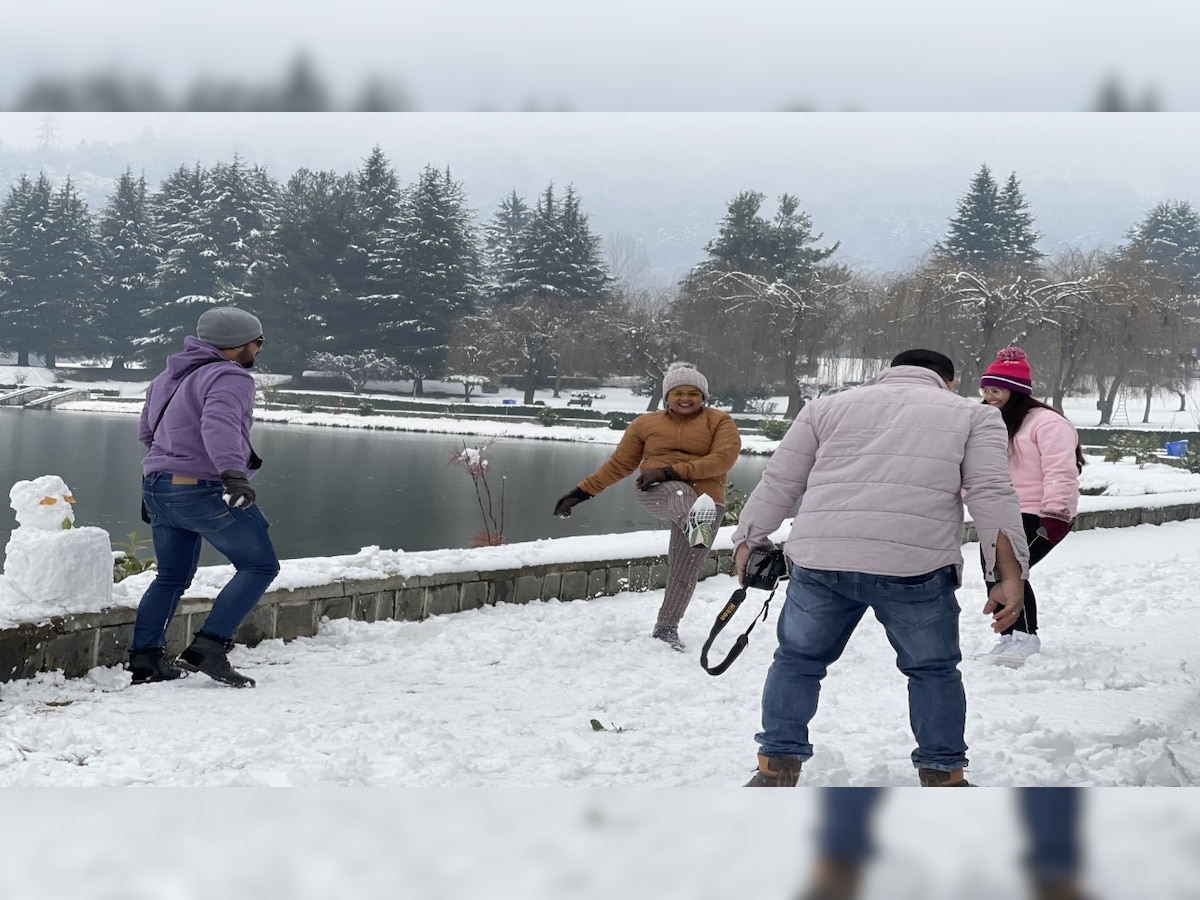 Kashmir weather update: Valley receives new year's first snowfall, traffic on Srinagar-Jammu highway halted 