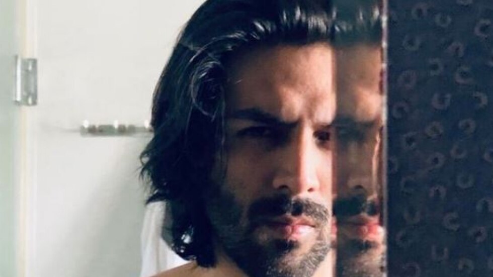 Kartik Aaryan shares smouldering mirror selfie