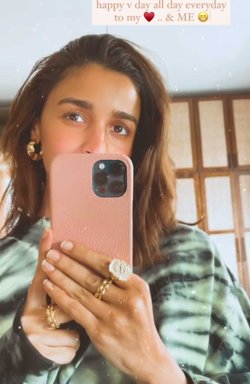Alia Bhatt Flaunts Emblazoned Ring As Subtle Nod To Beau Ranbir Kapoor In Valentine S Day Post Alia bhatt real phone number. alia bhatt flaunts emblazoned ring as