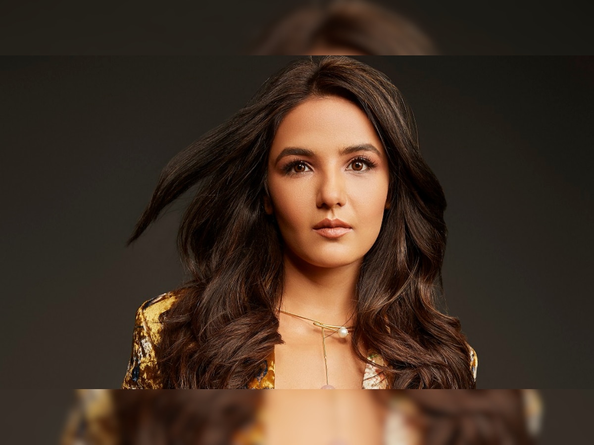 Viral Video: Jasmin Bhasin's fashion faux pas moment, forgets to remove price tag from outfit