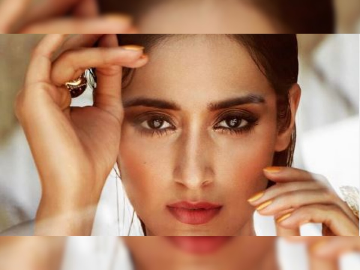 Ileana D'cruz gives perfect reply to fan who asked if she's ever gone through cosmetic surgery