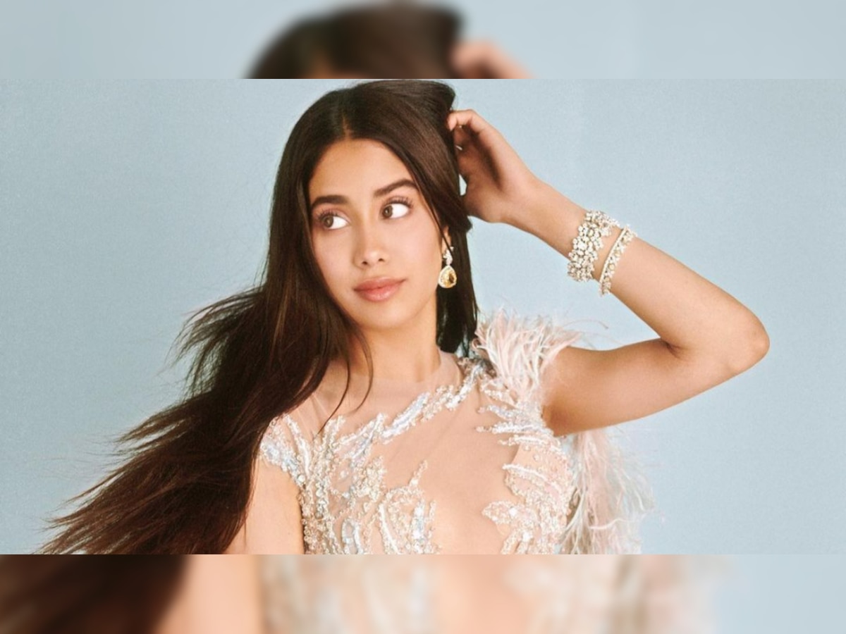 Fan asks Janhvi Kapoor for a kiss, the actor's response is unmissable