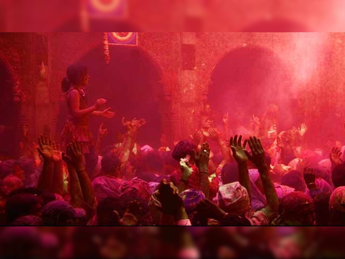 Holi 2021: Scores of devotees flout COVID-19 protocols at Mathura's Dwarkadhish Temple