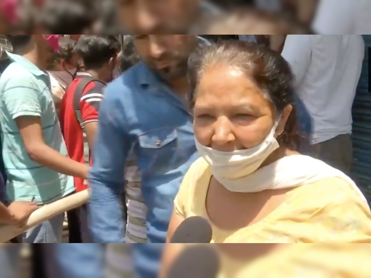WATCH: 'Dawaion se asar nahi hoga, peg se asar hoga' says Delhi woman while purchasing liquor