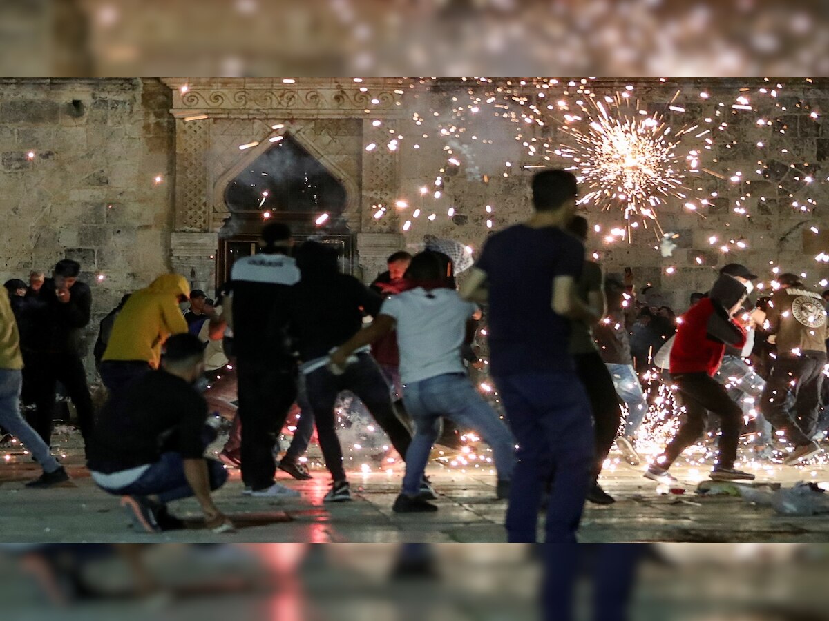 Israeli police, Palestinians clash at Jerusalem's Al-Aqsa, more than 170 injured