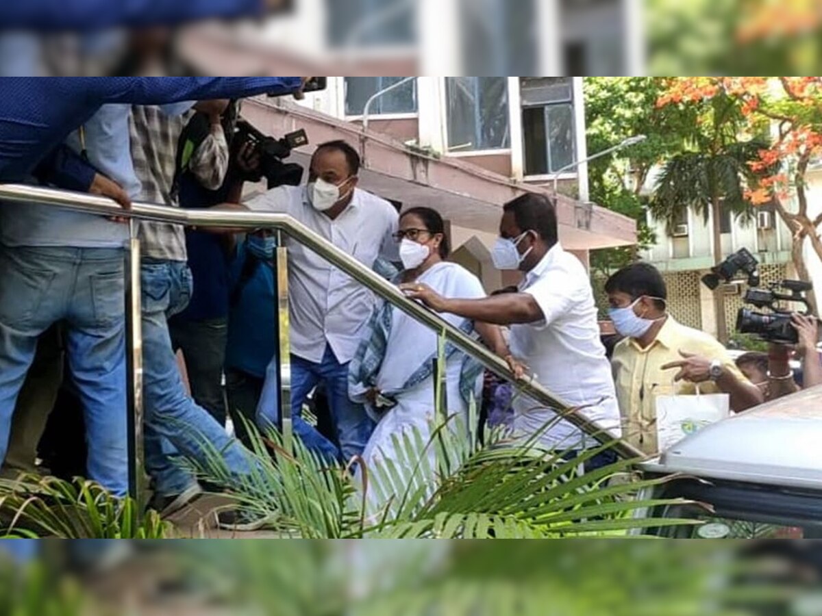 WB: Mamata starts dharna at CBI's Kolkata office, TMC supporters attack security personnel, media vehicles