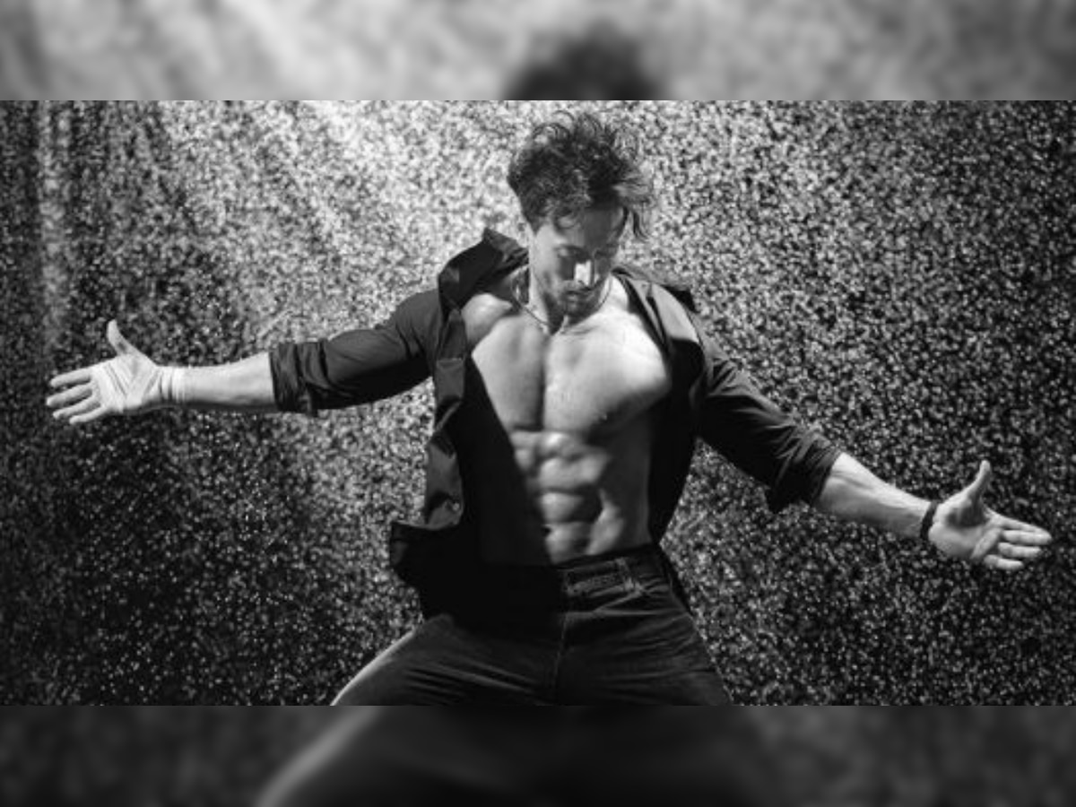 VIRAL! Tiger Shroff shows off killer flashboard abs, makes girls go weak in the knees