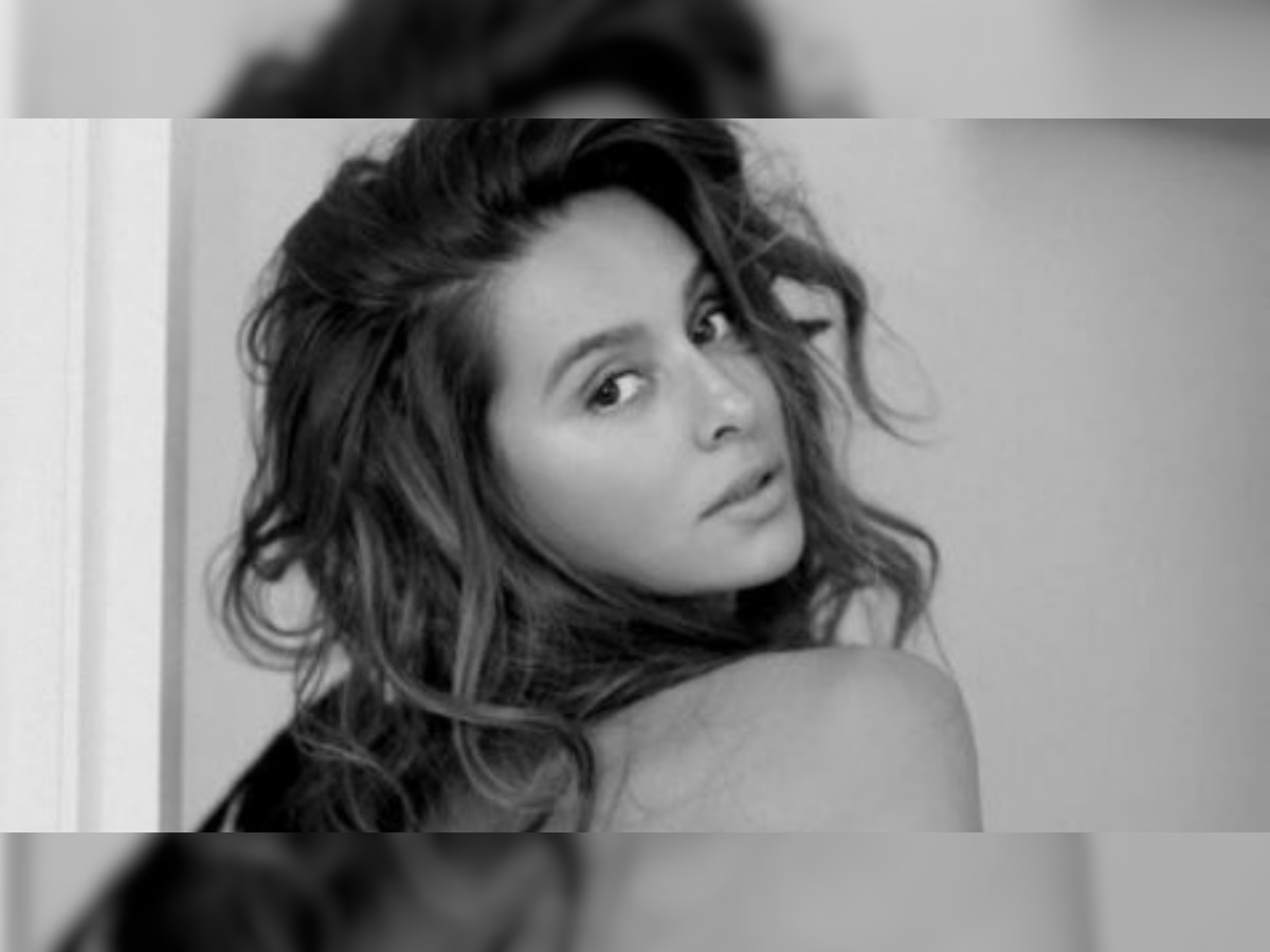 Farhan Akhtar's girlfriend Shibani Dandekar's photo in bathrobe goes VIRAL