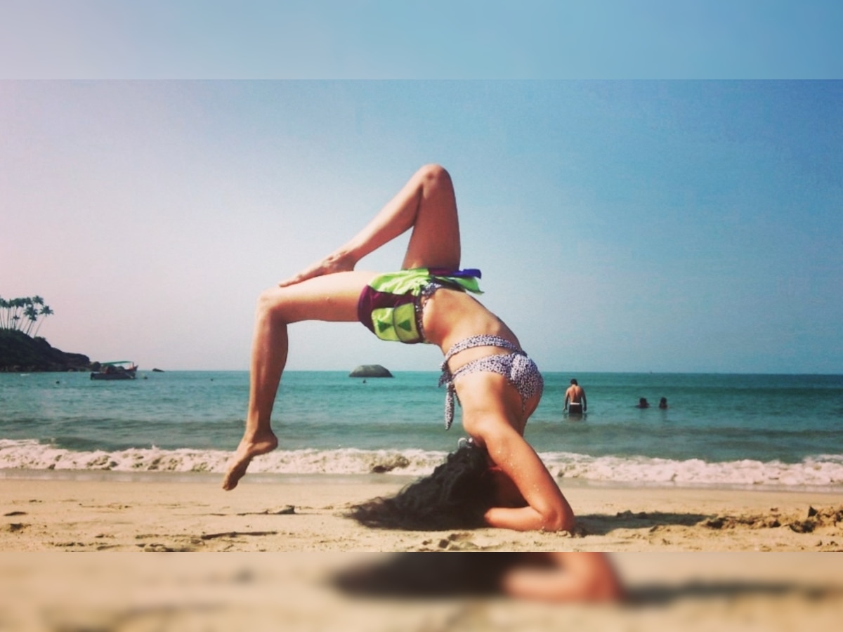 Kavita Kaushik performs yoga flawlessly in bikini at the beach, see photos