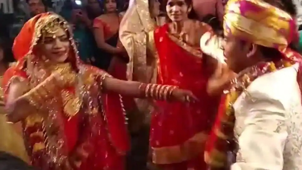 Viral video: Dulha-dulhan dance with full energy on Sapna Choudhary's 'Teri Aakhya Ka Yo Kajal' Viral video: Dulha-dulhan dance with full energy on Sapna Choudhary's 'Teri Aakhya Ka Yo Kajal'