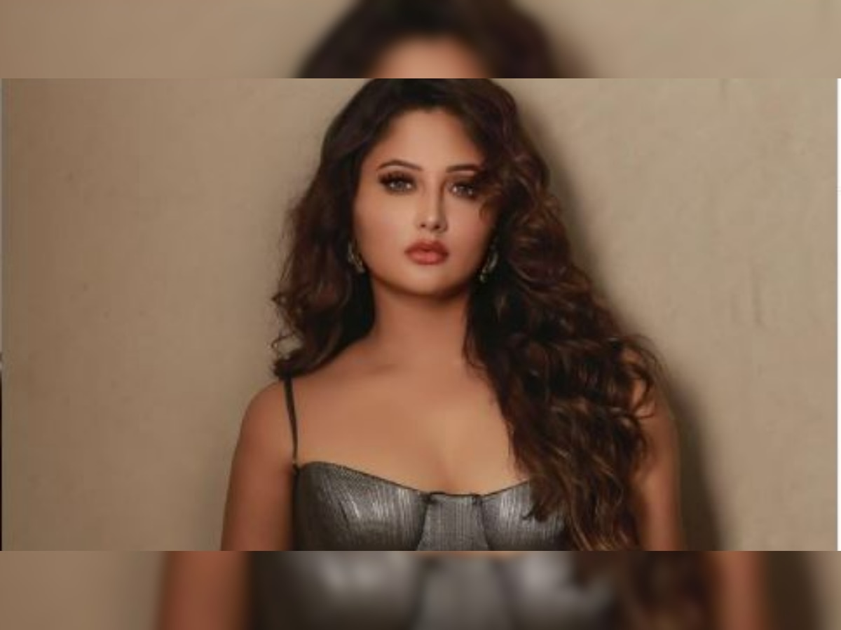 1200px x 900px - Rashami Desai goes BOLD as she drops photo flaunting curves in sexy dress, Devoleena  Bhattacharjee reacts