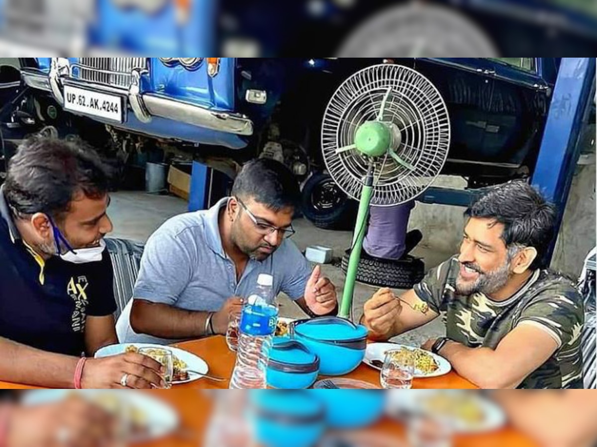 Photo of CSK skipper MS Dhoni eating food at a dhaba with old friends goes VIRAL - Check here